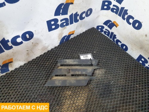 Заглушка бампера правая